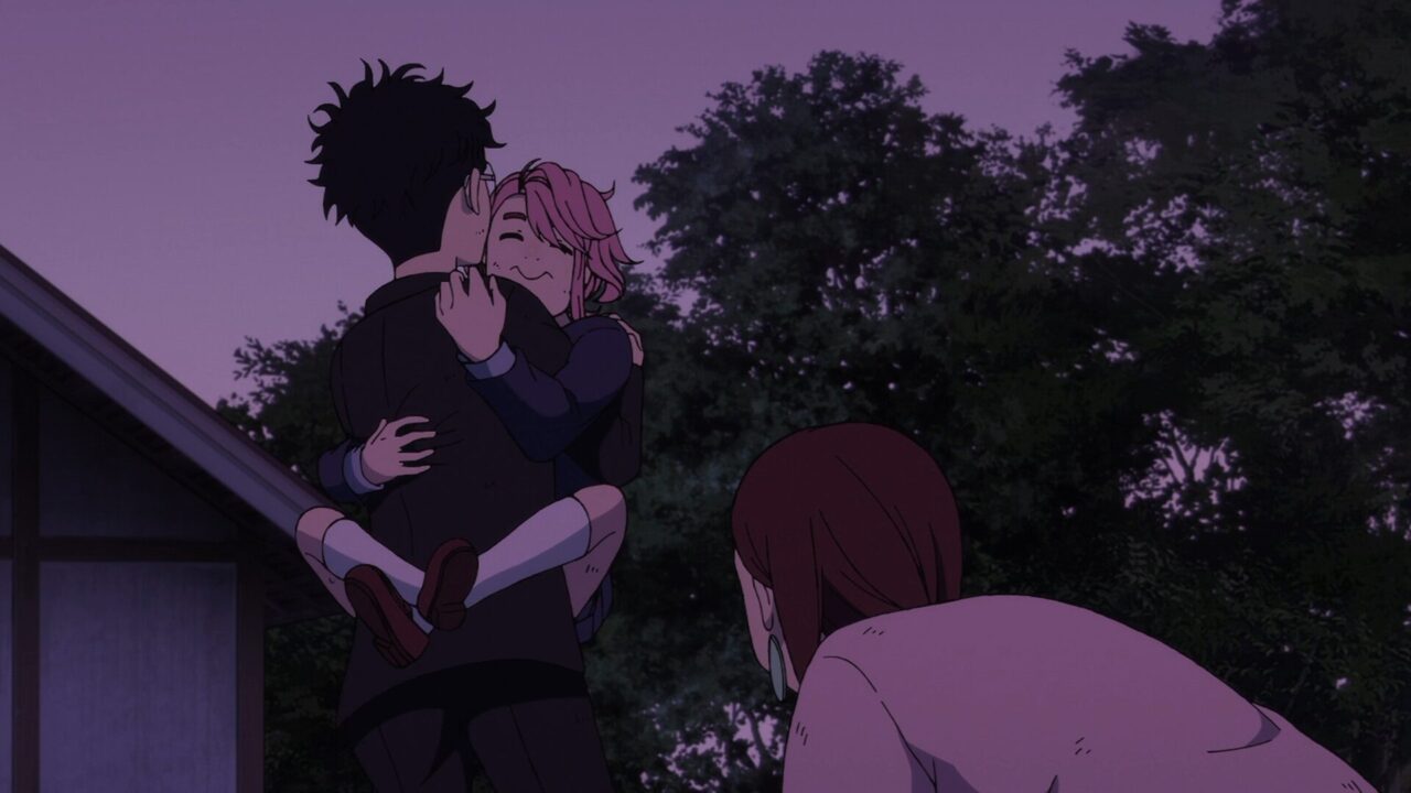 オカルンに抱き着く愛羅