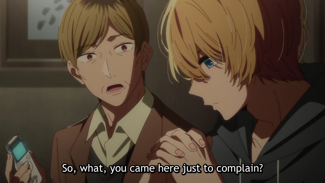 記者と話すアクア